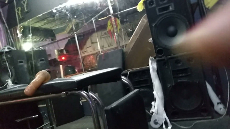 Dildo Man and Cross Hard Sex: Nackt in einem tanzclub mit einem dildo spielen