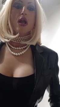 Blonde excitée. Jouir