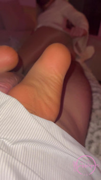 Weiße Socken Zerrissen, Nackte Nylons Footjob - Lange Rote Zehennägel Von Blondine