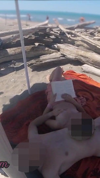 Riskanter handjob am kanarischen strand Erwischt beim lesen eines buchs - misscreamy