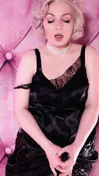 Puan seksi mengusik oleh dildo besar strap-on... Dan Memakai Stoking Nilon Hitam (Arya Grander)