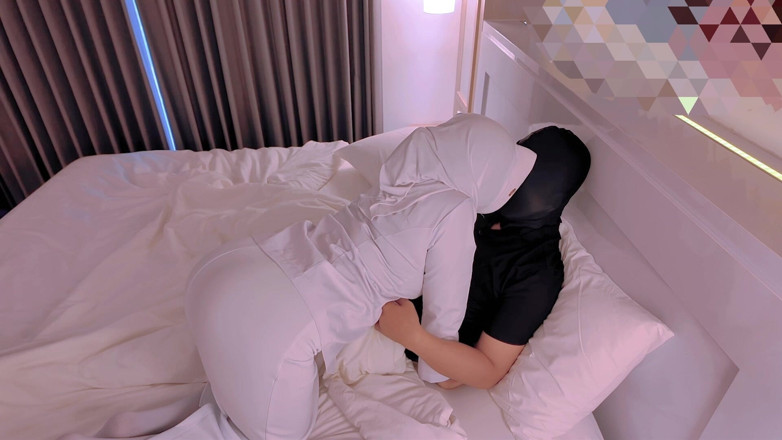 Nadalyne: Hijab Nurse's Affair in a Hotel with a Male Date