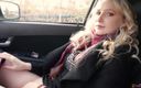 Stacy Sweet: Geil tienermeisje masturbeert poesje en kreunt hard in de auto