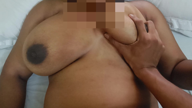 Kaira sweetie: Fată indiană desi cu țâțe mari strânse și supte și ejaculare înăuntru dură cu...