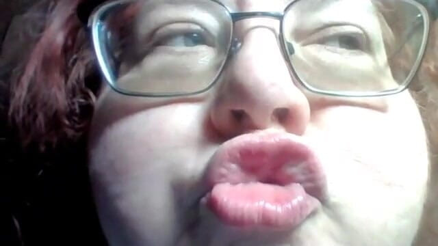 BBW nurse Vicki adventures with friends: Товстушка дає тобі крупним планом кліп її губ і рота, цілується і облизує її губи для вас у запитаному кліпі!