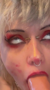 Baise mon rouge à lèvres sur mon demi-frère