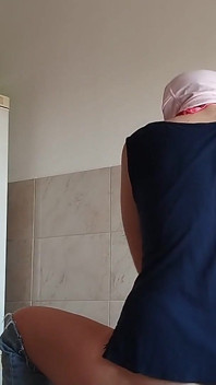 Behaarte brünette muschi, dicke titten, sinnliche behaarte Frau in der Küche.