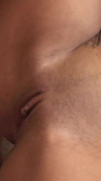 Garota negra sexy mostra seu corpo e recebe anal fodida por seu pau gordo