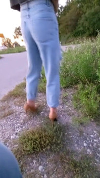 Venkovní smáčení! Tranny dívka prochází městem s džínami naplněnými chcankami!