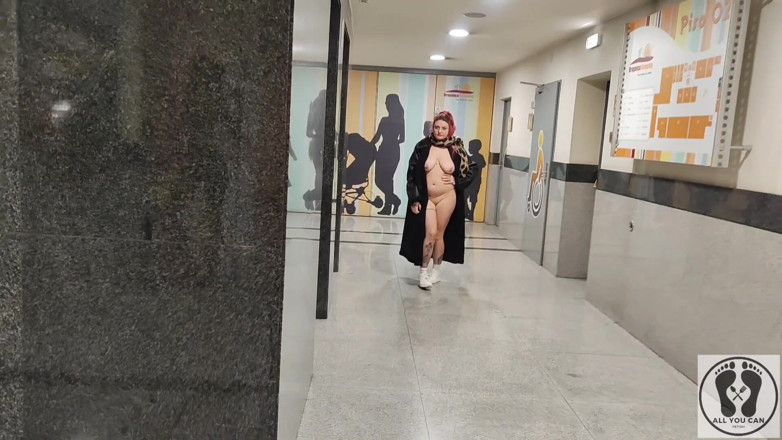 All You Can Fetish: Baise dans des toilettes publiques, levrette, éjaculation faciale