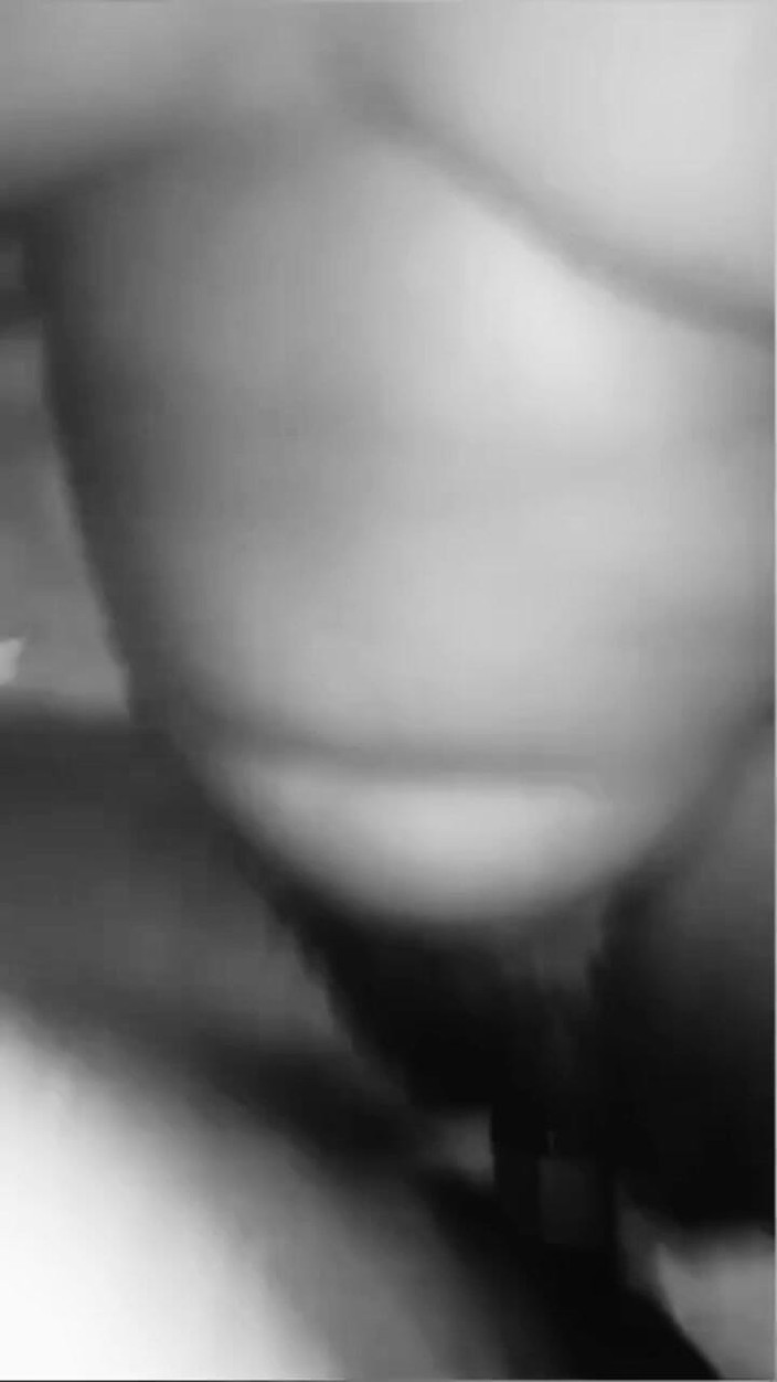 Oladi plenty tv: Dívka s velkými prsy hledá dobrého ptáka