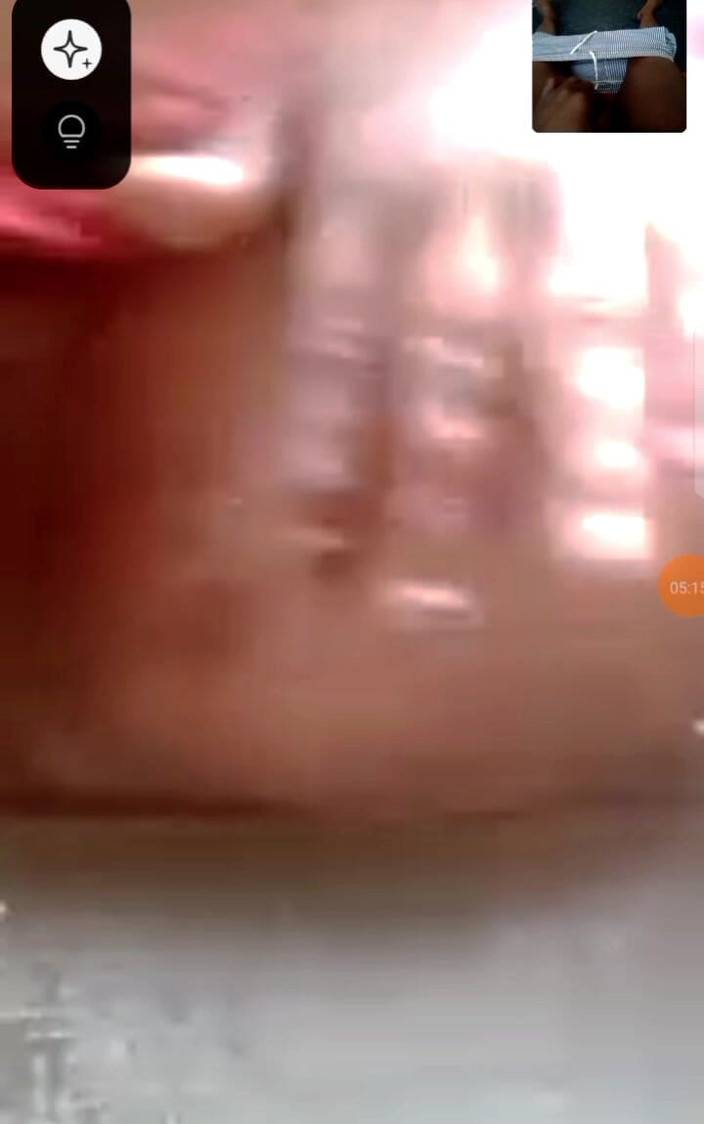 Me and my new slut: 一个出轨的成熟已婚女人在视频通话中与她的玩具男孩啪