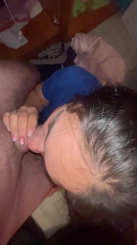 義理の娘が欲情で私のチンポをしゃぶる