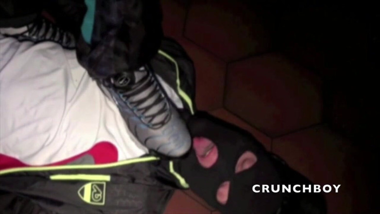 Sneaker gay: trampning med sneaker humliation