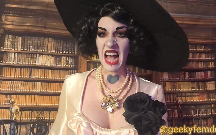 Geeky Femdom: Lady dimitrescu lagi asik camilan