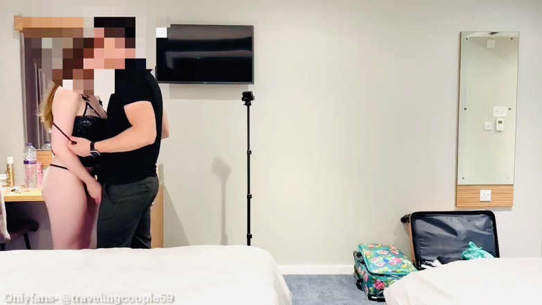 Dream Justin: 애인과 섹스하고 호텔 방에서 그를 빨아주는 핫한 오럴 마누라 Wile Hubby는 전화, 바람피는 마누라