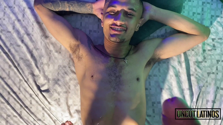 Uncut Latinos: Xl Monstruo Dotado Gran Polla Folla Matón Latino Tatuado