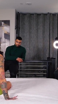 O mamă sexy incitantă și excitată pe patul nostru cu ejaculare înăuntru