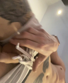 Falcon Al: Chůze na běžeckém pásu s holým zadkem a ptákem