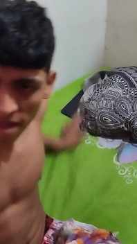 Moje nevlastní sestra nemůže vystát, když mě vidí šukat naši macechu, říká, že chce teď být ta šťastná.