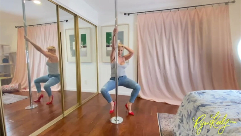 RyanKeely: Dicke MILF Twerks auf der stripper-stange in jeans - Ryan Keely