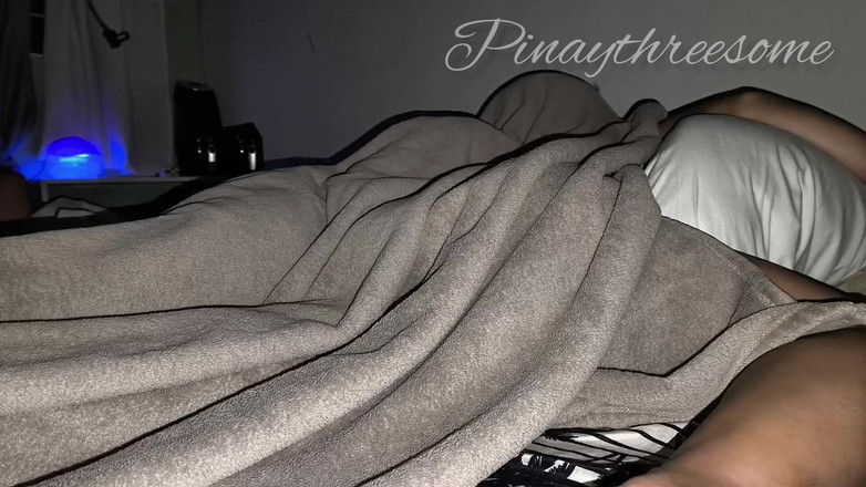 Pinay Threesome: कंबल के नीचे एशियाई चोदने लायक मम्मी का रोमांस। Pinoy Kapol Sa Ilalim Ng Kumot Romanca