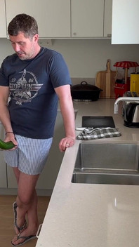 Angelina tem vários orgasmos enquanto é preenchida por um pepino enorme.