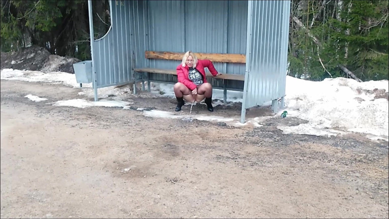 Lady Rose pee pee: Золотой дождь 73 ~ писает и светит большой задницей на дороге.