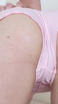 बोनस - छोटी लेकिन बहुत भूखी चूत के साथ खूबसूरत लड़की maya sinn