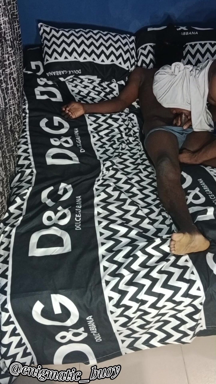 Enigmatic Buoy: Como eu peguei meu meio-irmão se beijando com seu melhor...