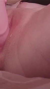 Baise crémeuse avec un énorme gode rose jusqu’à l’orgasme