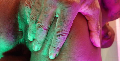 Hallelujah Johnson: Uctívání zadku Hallelujah Johnson (Zní to, jako by dívky lízly zadek)