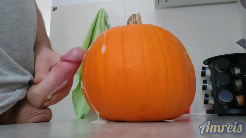 Amreis: Další halloweenský orgasmus. Pulzující a tlustá na dýni.