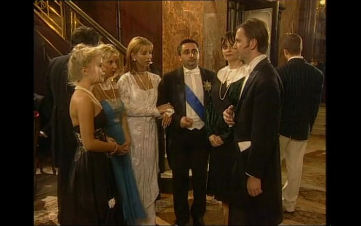 MMV films - The Original: Ambasadorului îi place să-și urmărească soția futută de oaspeții ei (film porno...