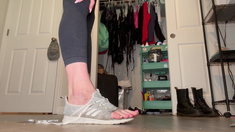 Peppermint Giantess: Détruisant des chaussures de taille 9-10 à la taille 16 pieds