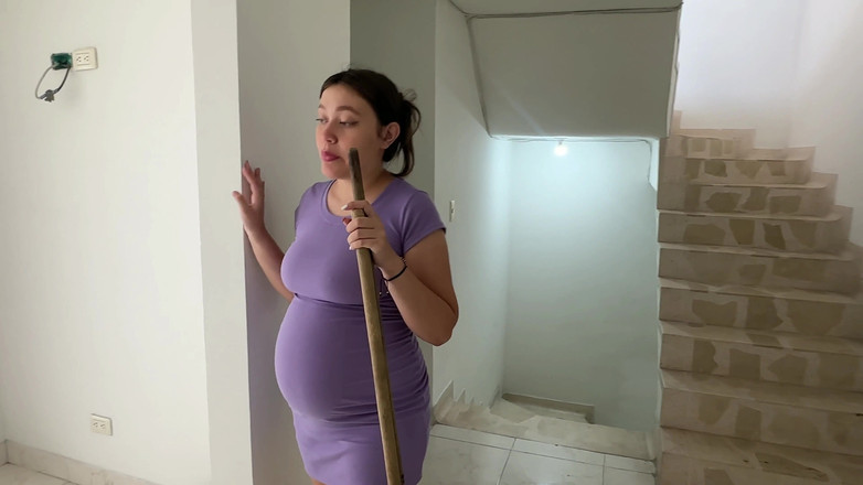 Julianaburning: Сексі Вагітна Латиноамериканка Знаходить Вдома Збудженого Маленького Монстра, Який В Обмін На Те, Щоб Не Налякати Її, В Кінці Жорстко Трахкає.