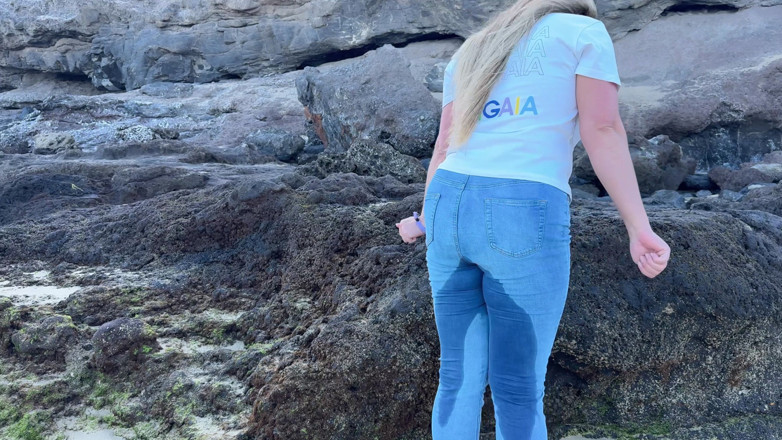 Emma Voyeur: Orinar En Jeans Ajustados En La Playa Pública