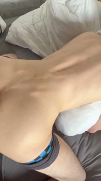 18歳のフェムボーイ 友達の巨大なチンコに従順なボーイプッシーでいるのが大好きで、彼の舌で精液を受け入れるのが大好き