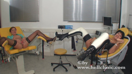 Rubber & Clinic Studio - 1ATOYS: Duas putas com pepinos e salsichas anal