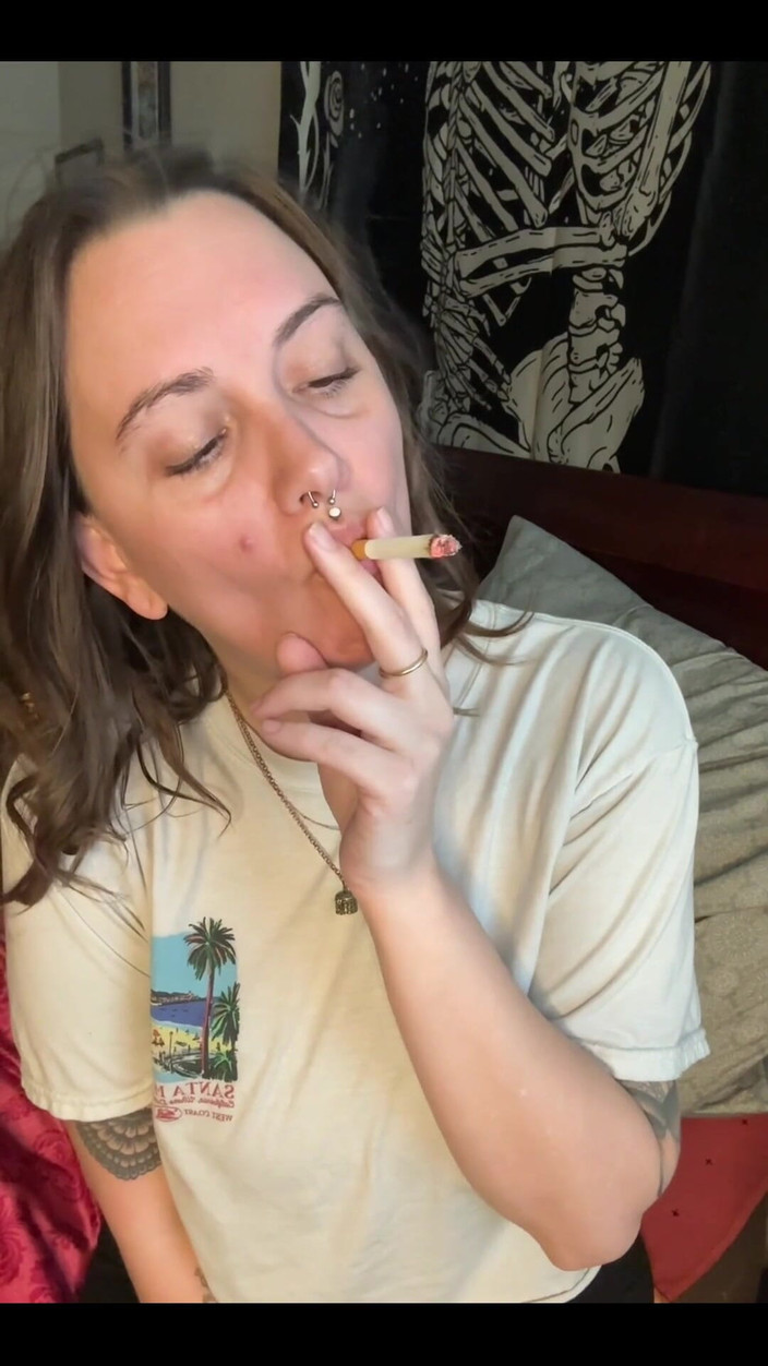 Chery Trees: Sexo virtual fumando, montando en primer plano y babeando con...