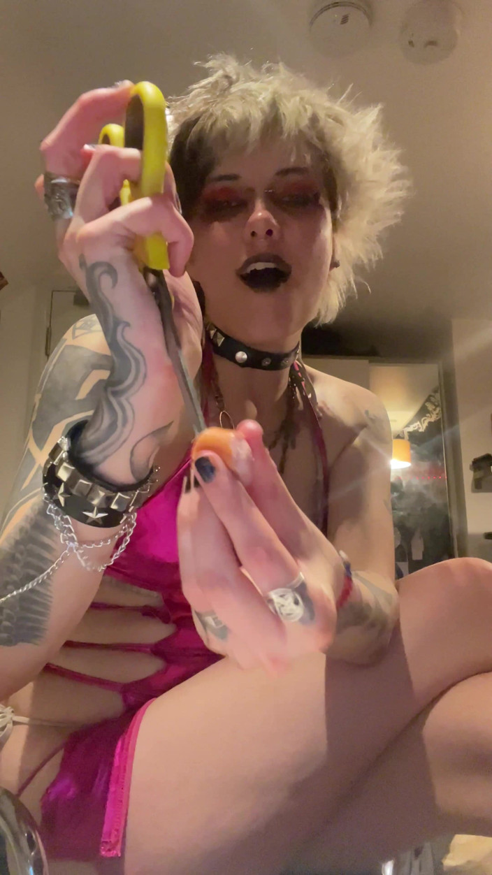 Glitterqueen1999: Gotická kamarádka, která přebývá, tě nachytá při honění a odřízne...