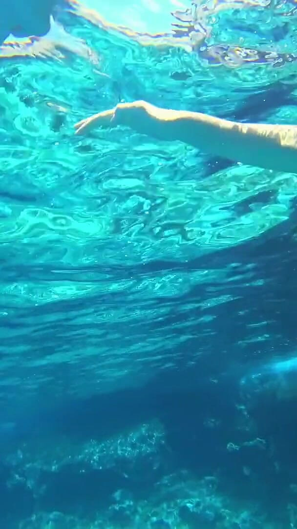 GoldTeachers: Una splendida ragazza nuota nuda sulla spiaggia pubblica