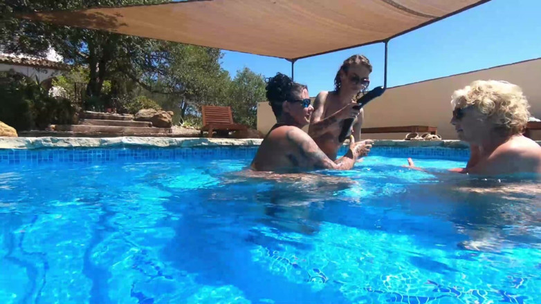 Cheyenne Rose 80: Divertimento con dildo sott'acqua
