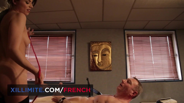 French girls at work: Sexo intenso en el trabajo con morena sensual en medias