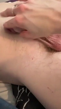Ballbusting, schwanzmassage und handjob, während er meine füße leckt und schnüffelt