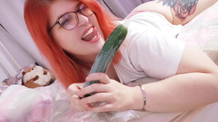 Aurae Wynfaren: Feeding hungry pussy with a cucumber