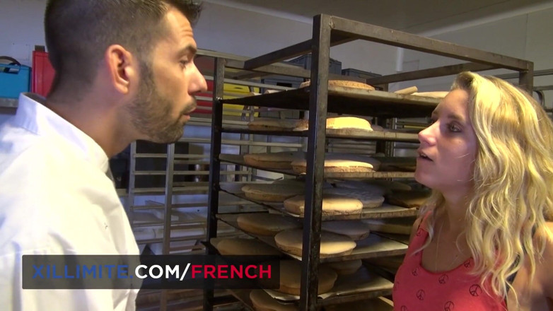 French girls at work: Seksi fırıncı müşterisiyle seks yapmak istiyor