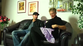 Dia mengongkek nenek teman wanitanya di sofa!