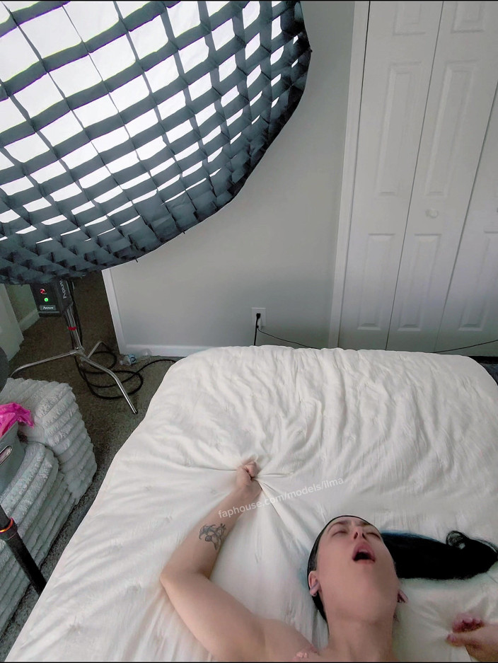 Stayin_Negative: Dejo que mi amigo se folle mi cuerpo