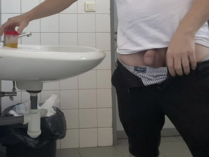 AmateurBoysPissing: Chlap se vzorkem moči na nemocničních toaletách